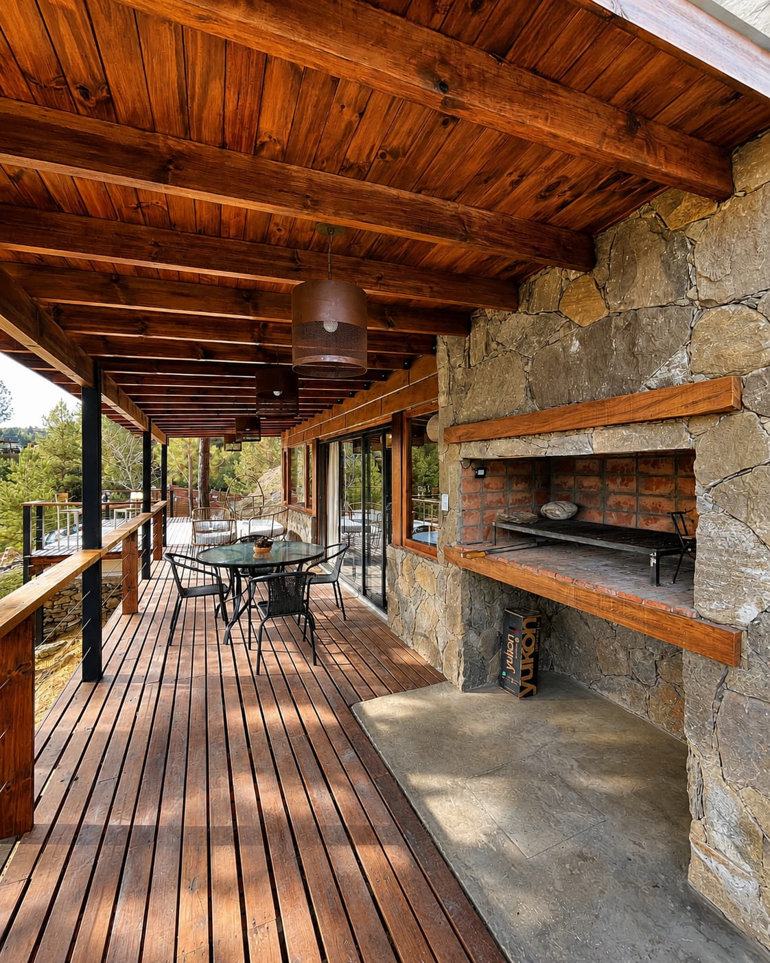 Deck cubierto con mesa y parrilla de piedra